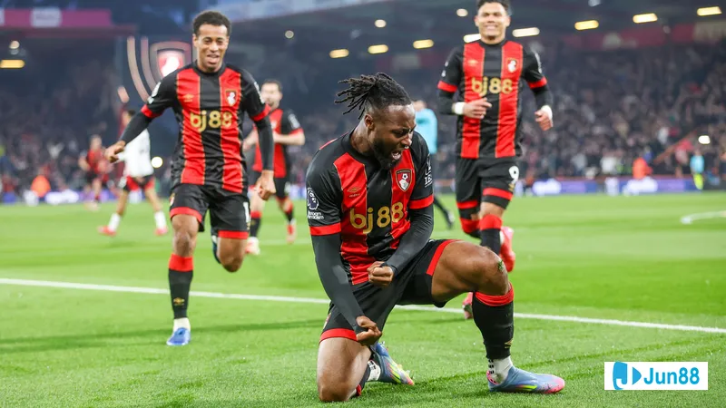 Cầu thủ của Bournemouth cướp bóng khỏi cầu thủ của Fulham trong một pha tranh chấp sôi…