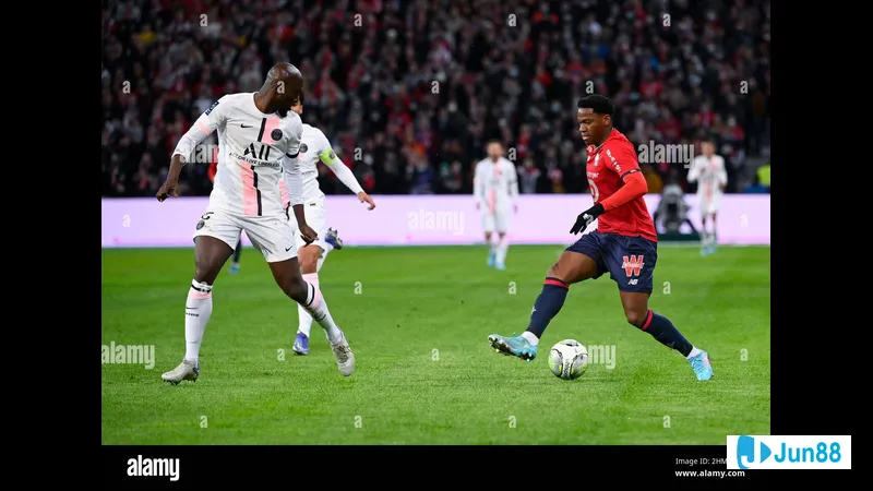 Cầu thủ của PSG truy cản bóng khôn ngoan trước sự áp đảo của Lille Cầu thủ của PSG truy cản bóng khôn ngoan trước sự áp đảo của Lille