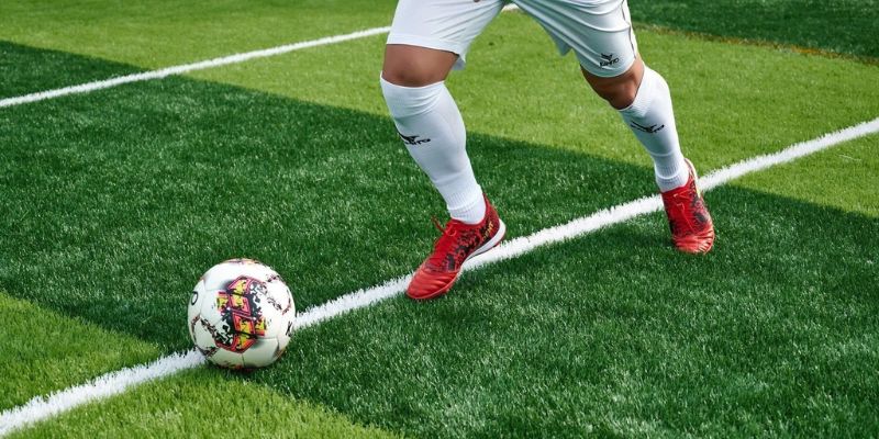 LB Trong Bóng Đá - Giải Mã Vai Trò Hậu Vệ Trái Cùng Jun88 5 Tình huống hậu vệ trái dâng cao hỗ trợ tấn công biên