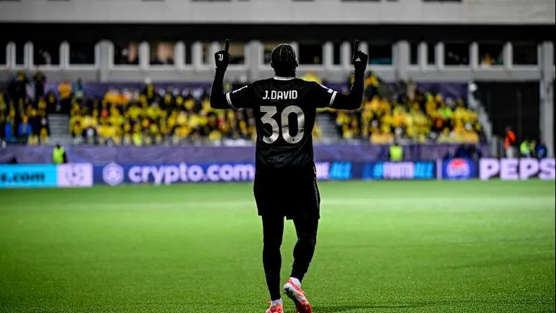 Cầu thủ Juventus vượt qua cầu thủ Pafos với tốc độ nhanh trên sân cỏ Cầu thủ Juventus vượt qua cầu thủ Pafos với tốc độ nhanh trên sân cỏ