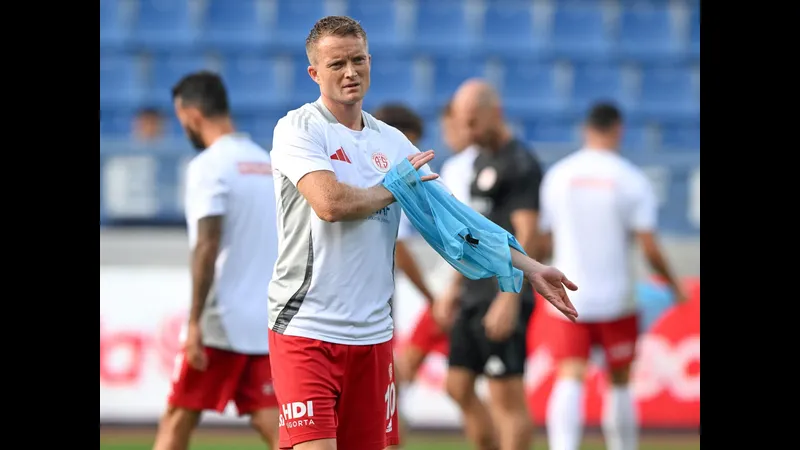 Cầu thủ Kasimpasa với chiếc áo màu đỏ đang cố gắng ngăn chặn cầu thủ Genclerbirligi đang ghi bàn. Cầu thủ Kasimpasa với chiếc áo màu đỏ đang cố gắng ngăn chặn cầu thủ Genclerbirligi đang…