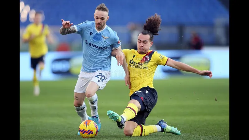 Cầu thủ của Lazio dứt điểm mạnh vào khung thành của Bologna Cầu thủ của Lazio dứt điểm mạnh vào khung thành của Bologna