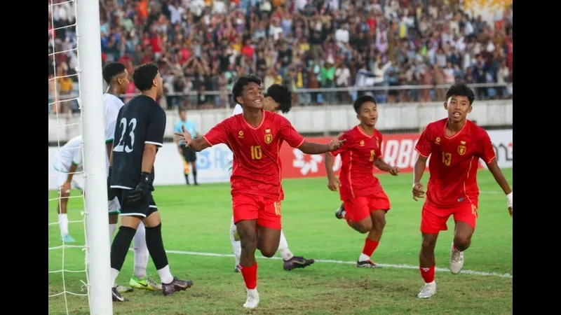 Cầu thủ U17 Nhật Bản đang tung cú sút mạnh vào khung thành của U17 Ma Rốc Cầu thủ U17 Nhật Bản đang tung cú sút mạnh vào khung thành của U17 Ma Rốc